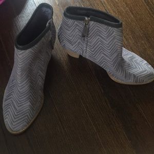 Low heeled booties